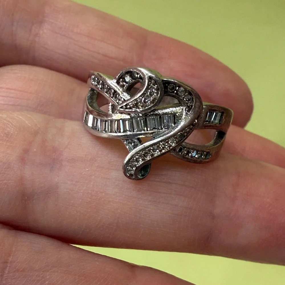 Elegant and Unique Vintage Sterling Silver Ring with Sparkle Cristals